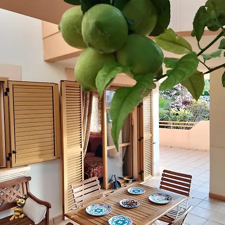 Deluxe Garden Flat Near Terra-mítica Apartamento